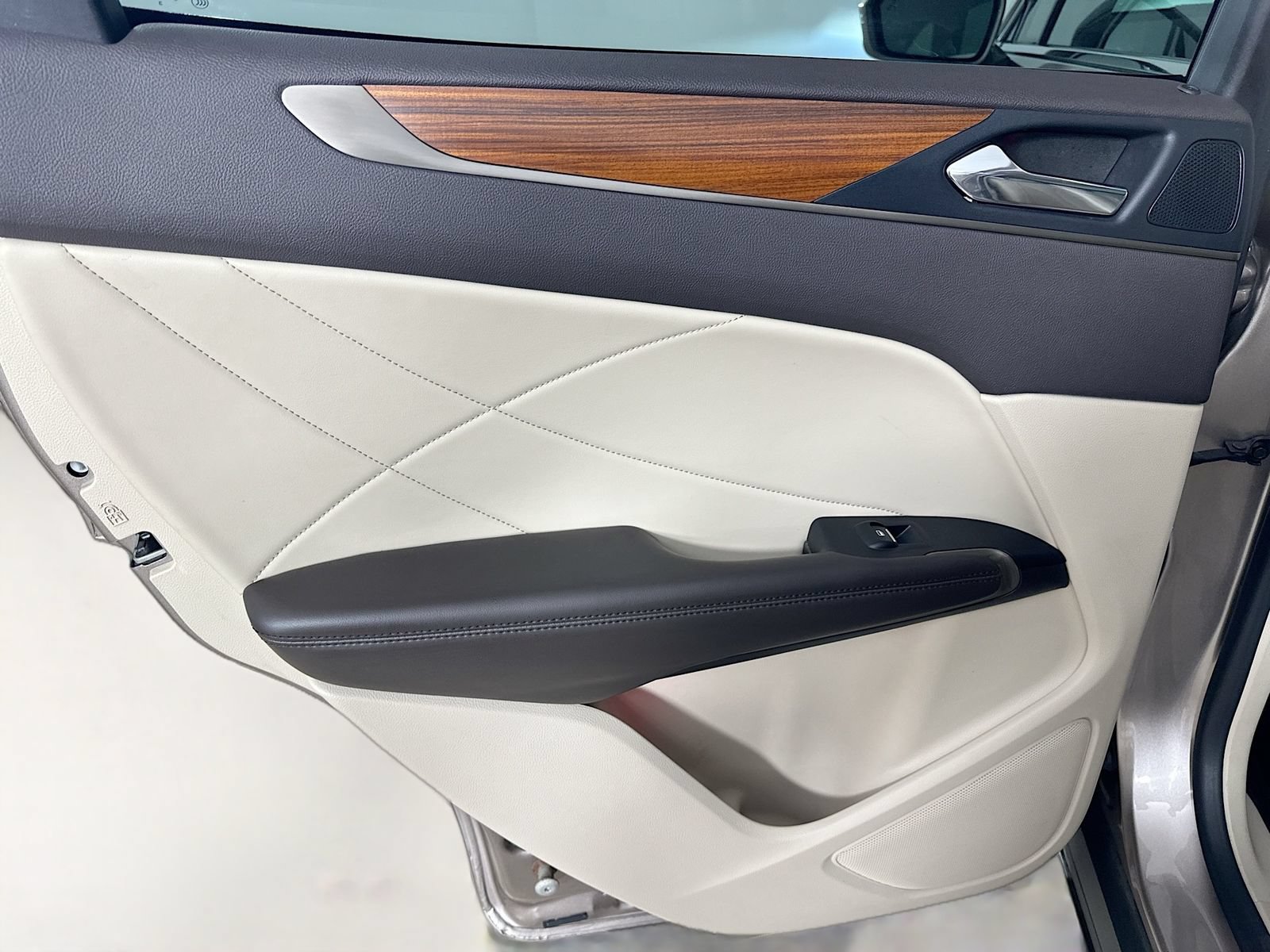 Used 2019 Lincoln MKC Select w/ Select Plus Package AWD/4WD image 34