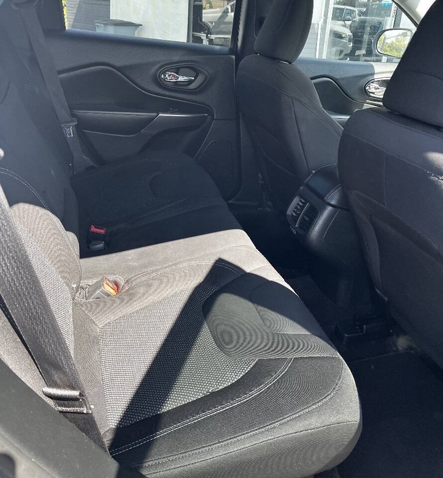 Used 2019 Jeep Cherokee Latitude w/ Popular Appearance Group FWD image 12