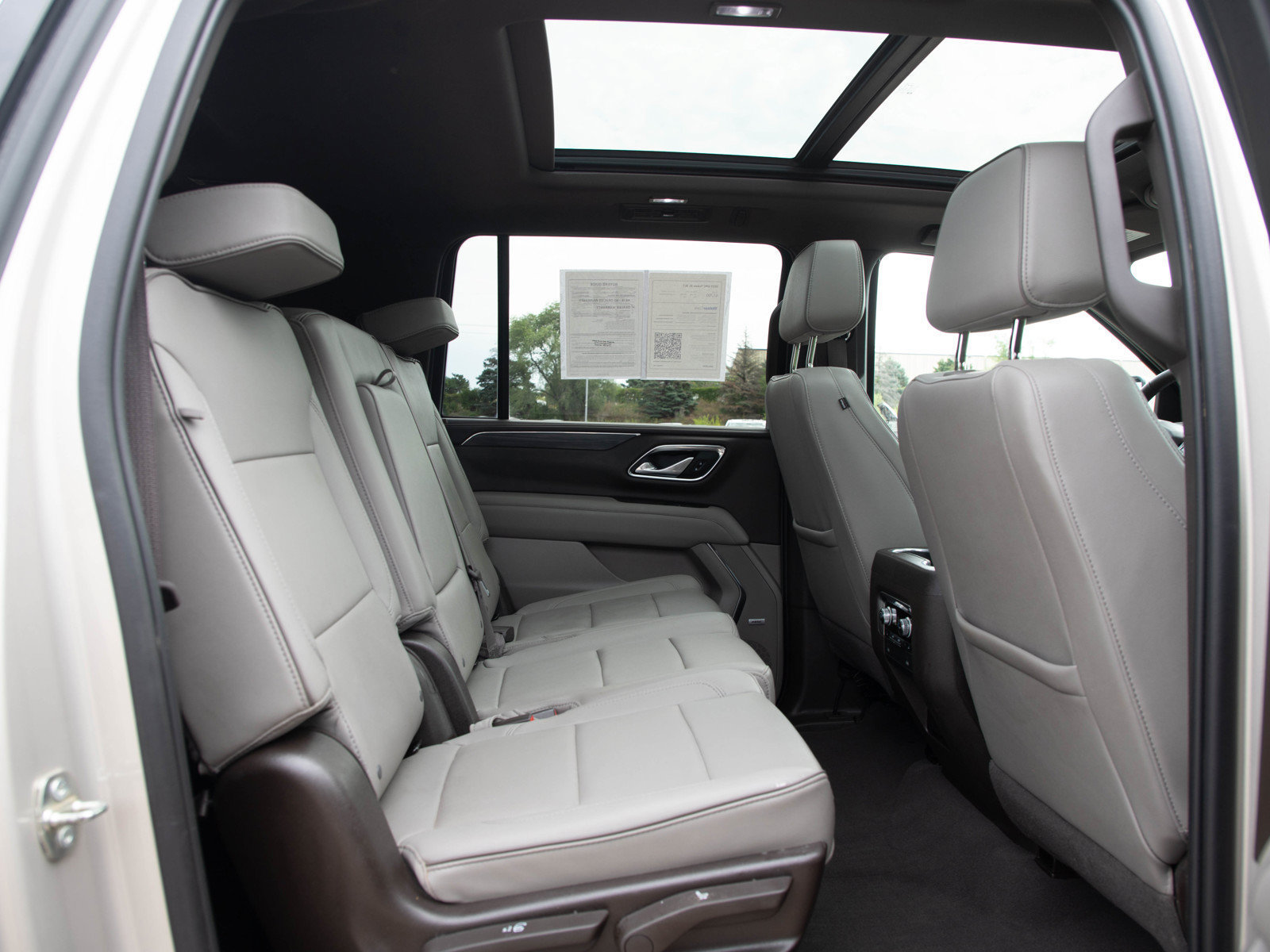 Used 2023 GMC Yukon XL SLT w/ SLT Premium Package AWD/4WD image 14