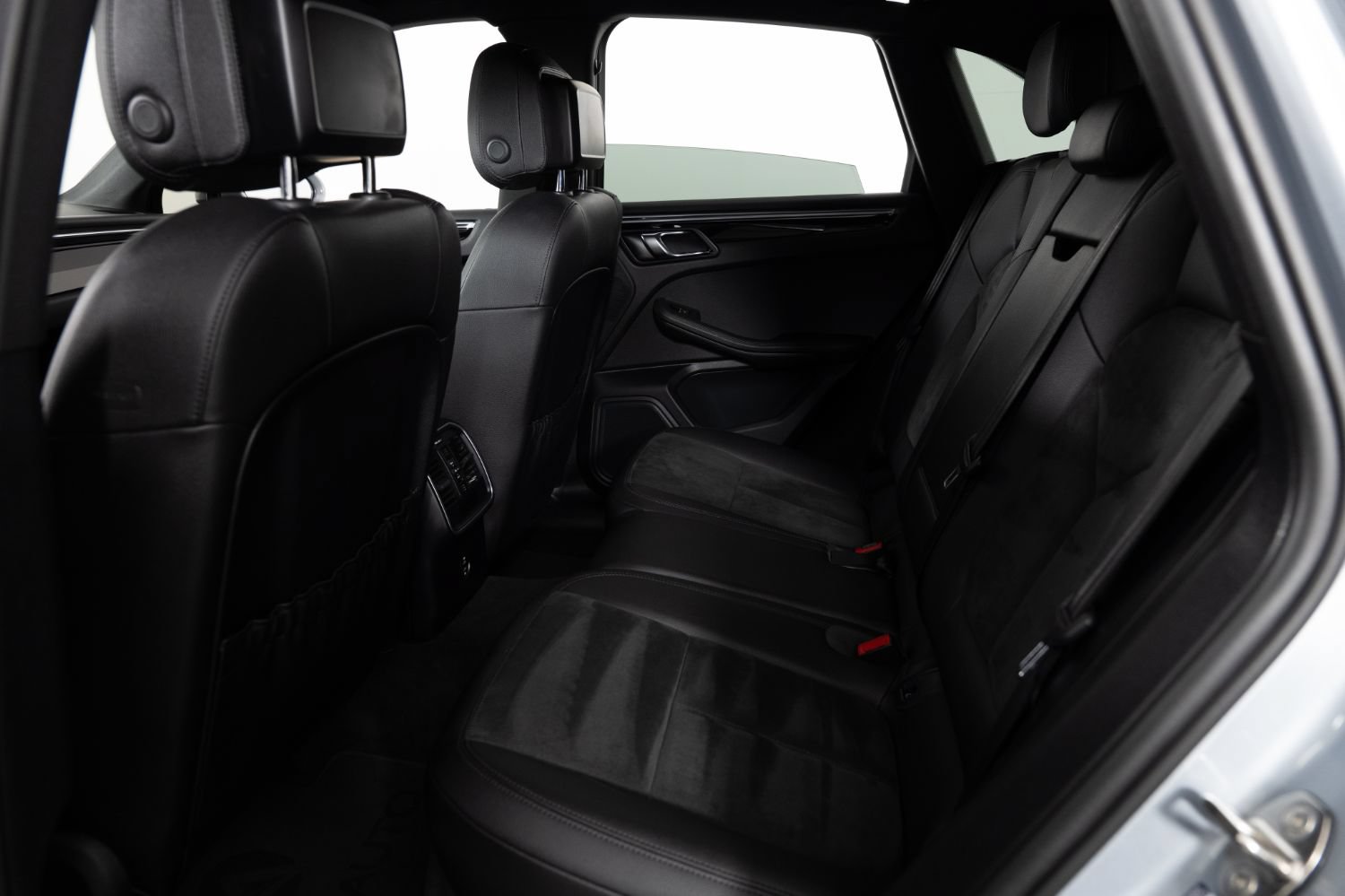 Used 2021 Porsche Macan AWD/4WD image 18