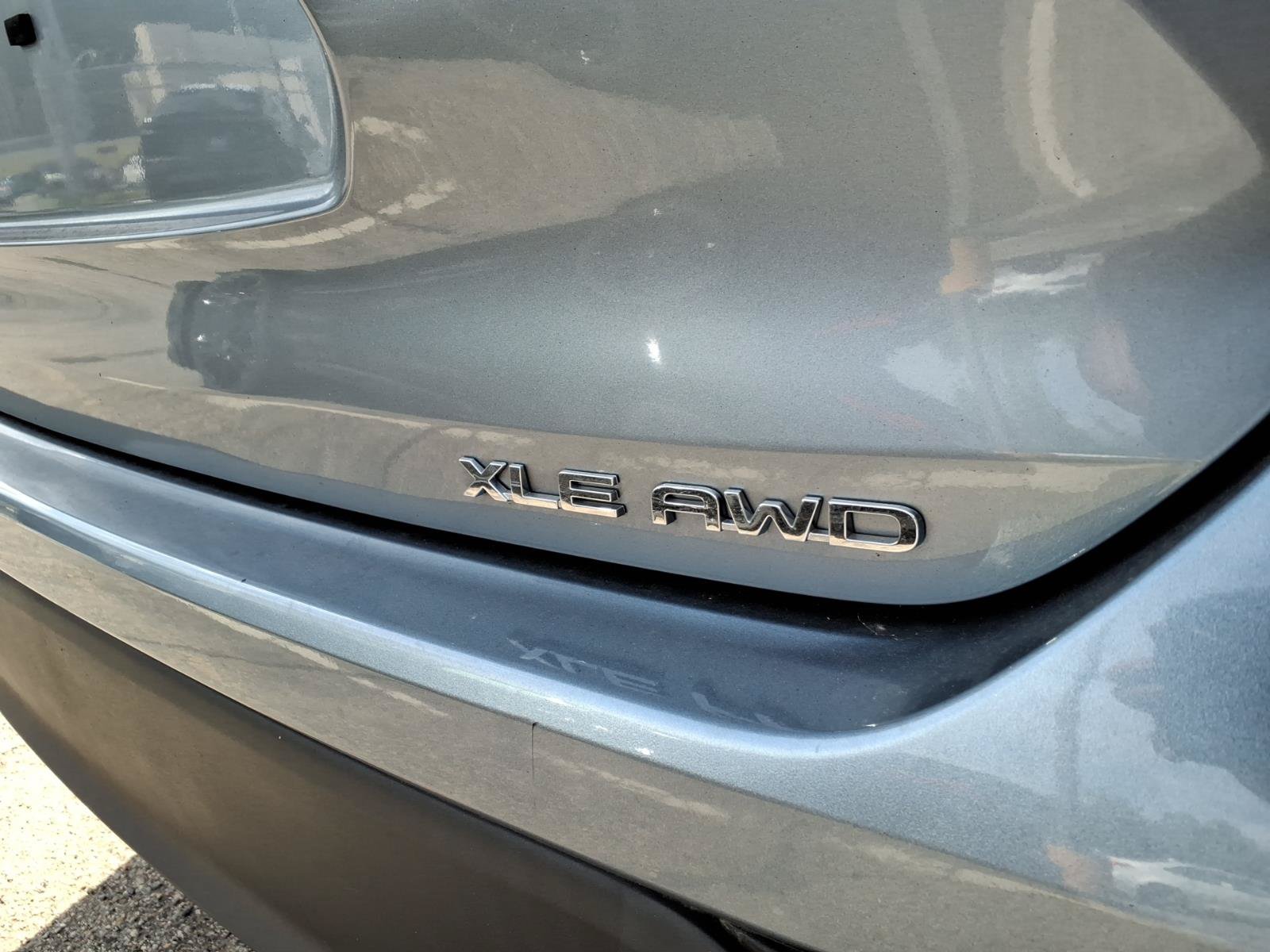 Used 2023 Toyota Highlander XLE AWD/4WD image 7