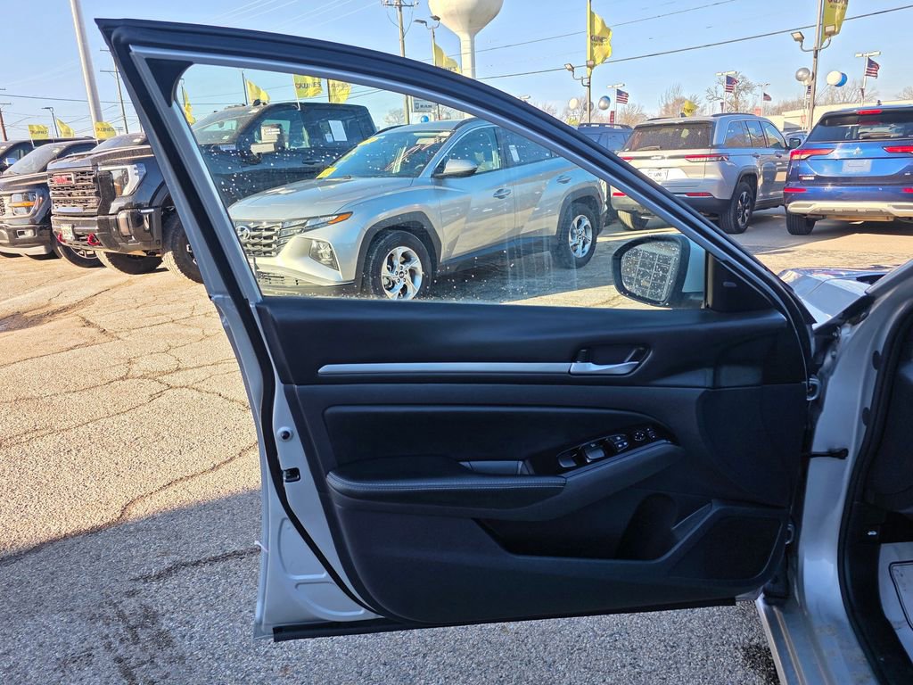 Used 2023 Nissan Altima 2.5 SV FWD image 19