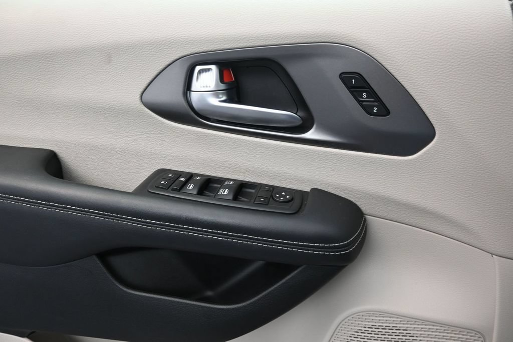 Used 2023 Chrysler Pacifica Touring-L FWD image 12