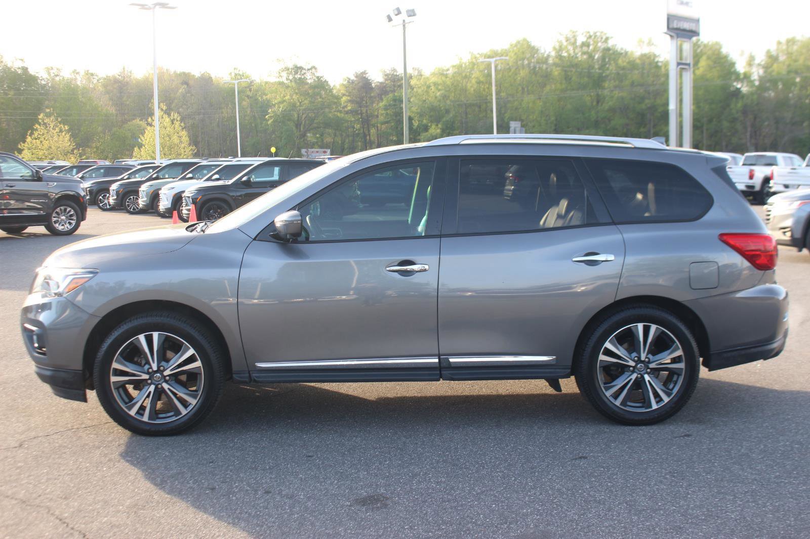 Used 2020 Nissan Pathfinder Platinum image 4