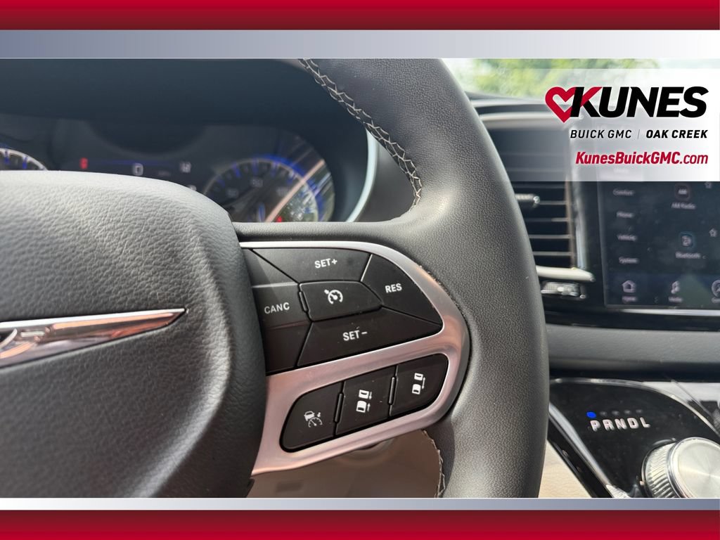 Used 2023 Chrysler Pacifica Touring-L FWD image 18