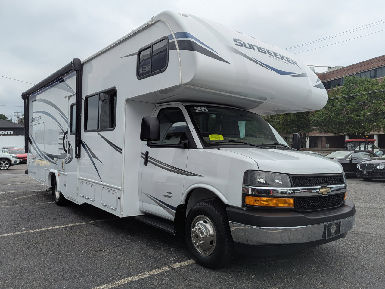 Used 2019 Chevrolet Express 4500 w/ RV Package RWD image 4