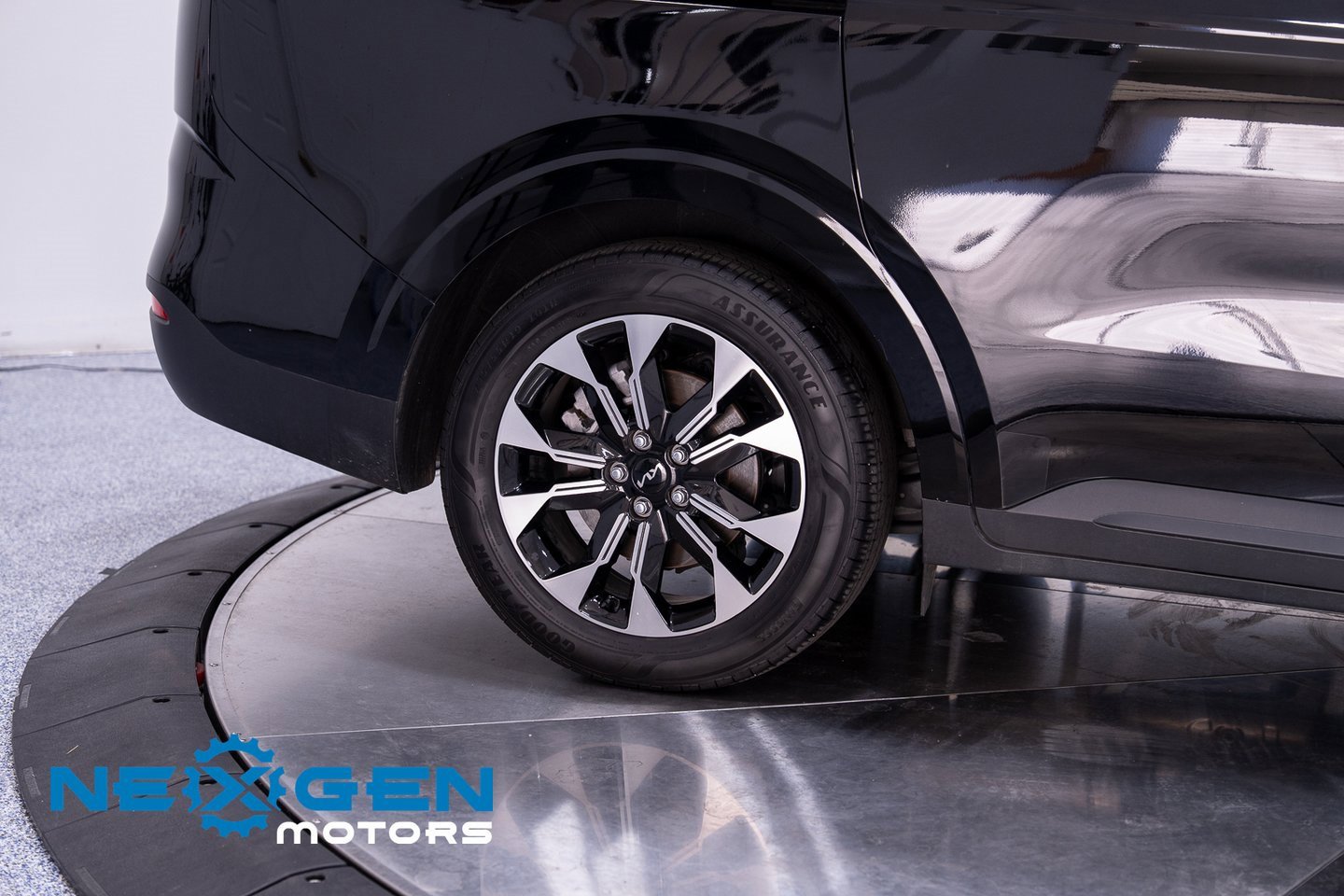 Used 2024 Kia Carnival EX image 54