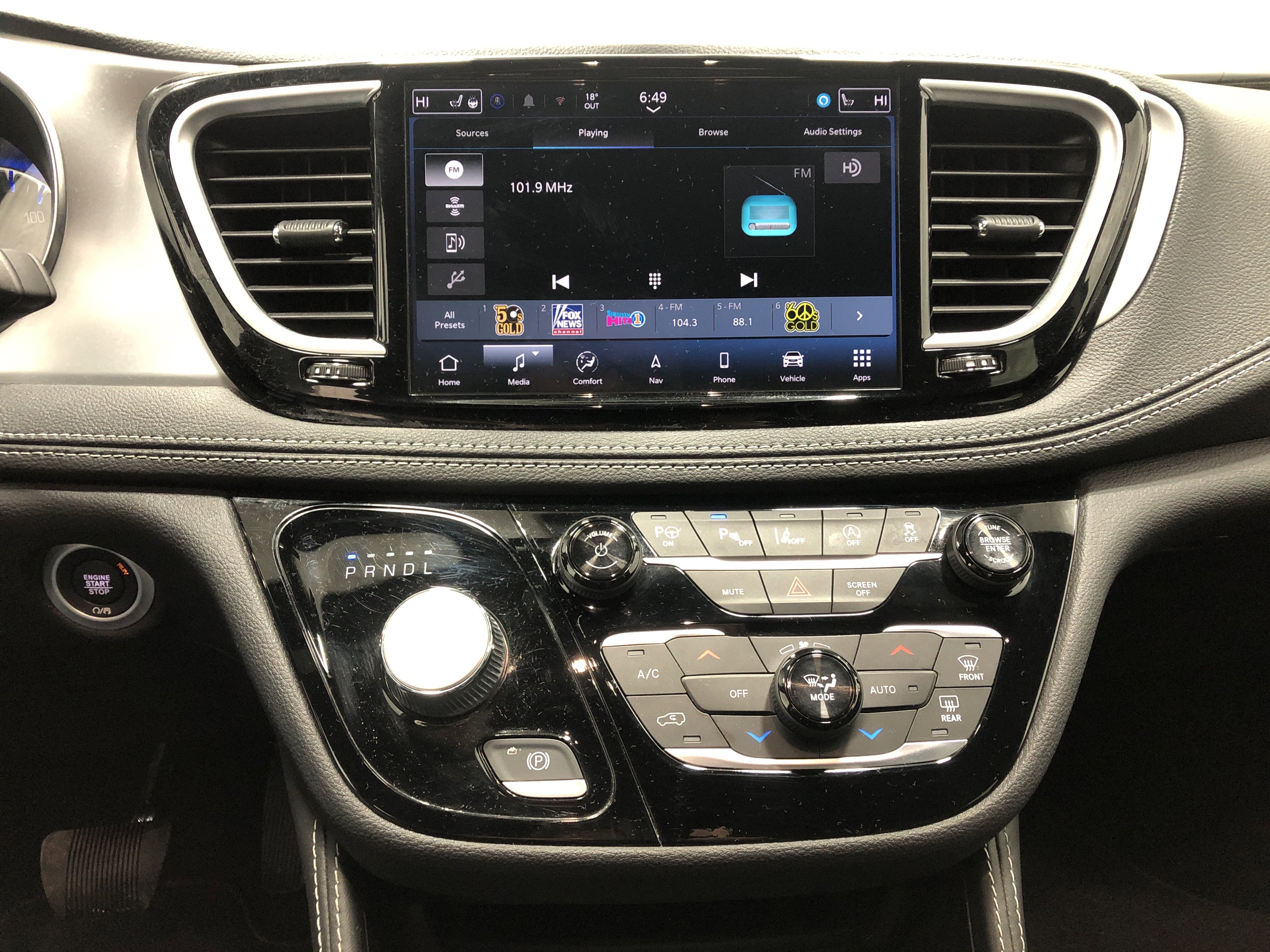 Certified 2025 Chrysler Pacifica Limited FWD image 23