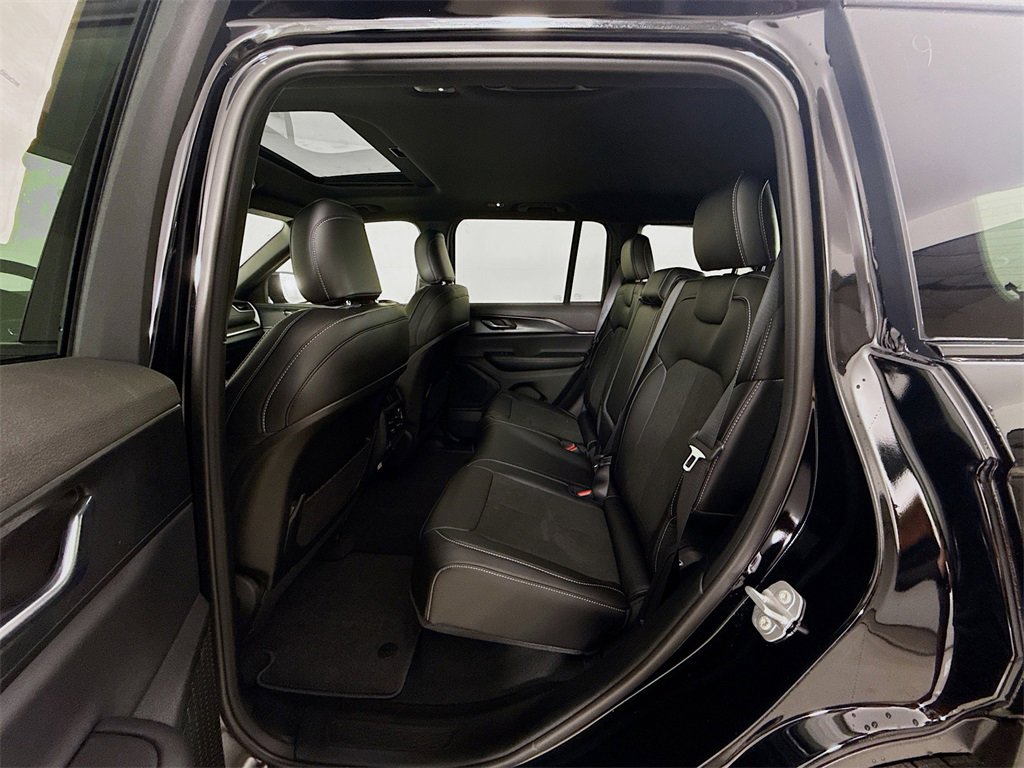 New 2025 Jeep Grand Cherokee Altitude image 23