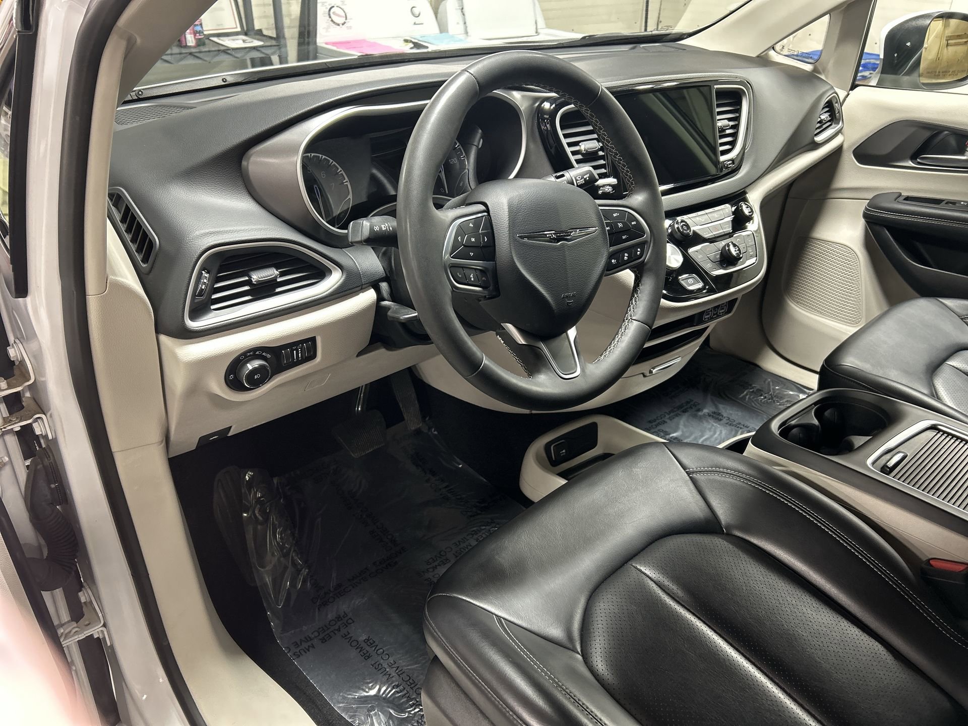 Used 2023 Chrysler Pacifica Touring-L image 12