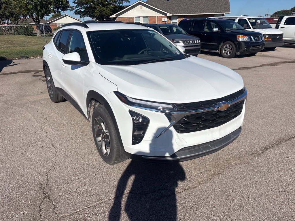 Used 2026 Chevrolet Trax LT FWD image 2