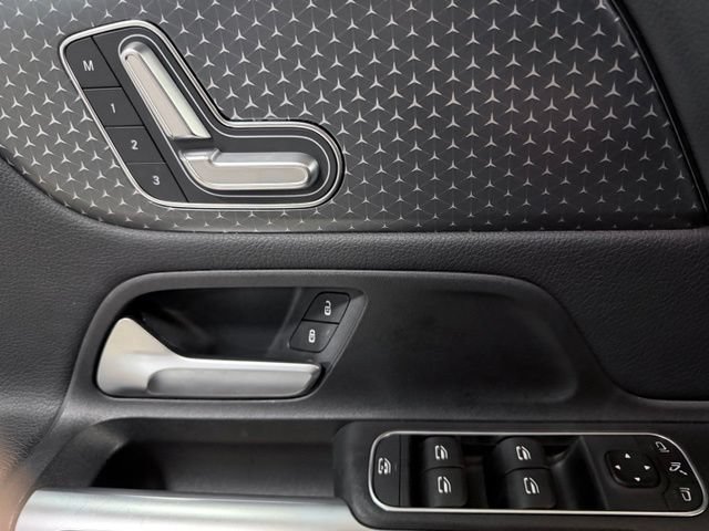 Used 2025 Mercedes-Benz GLB 250 image 22