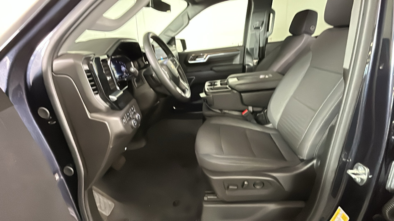 Used 2024 Chevrolet Silverado 1500 LT AWD/4WD image 14