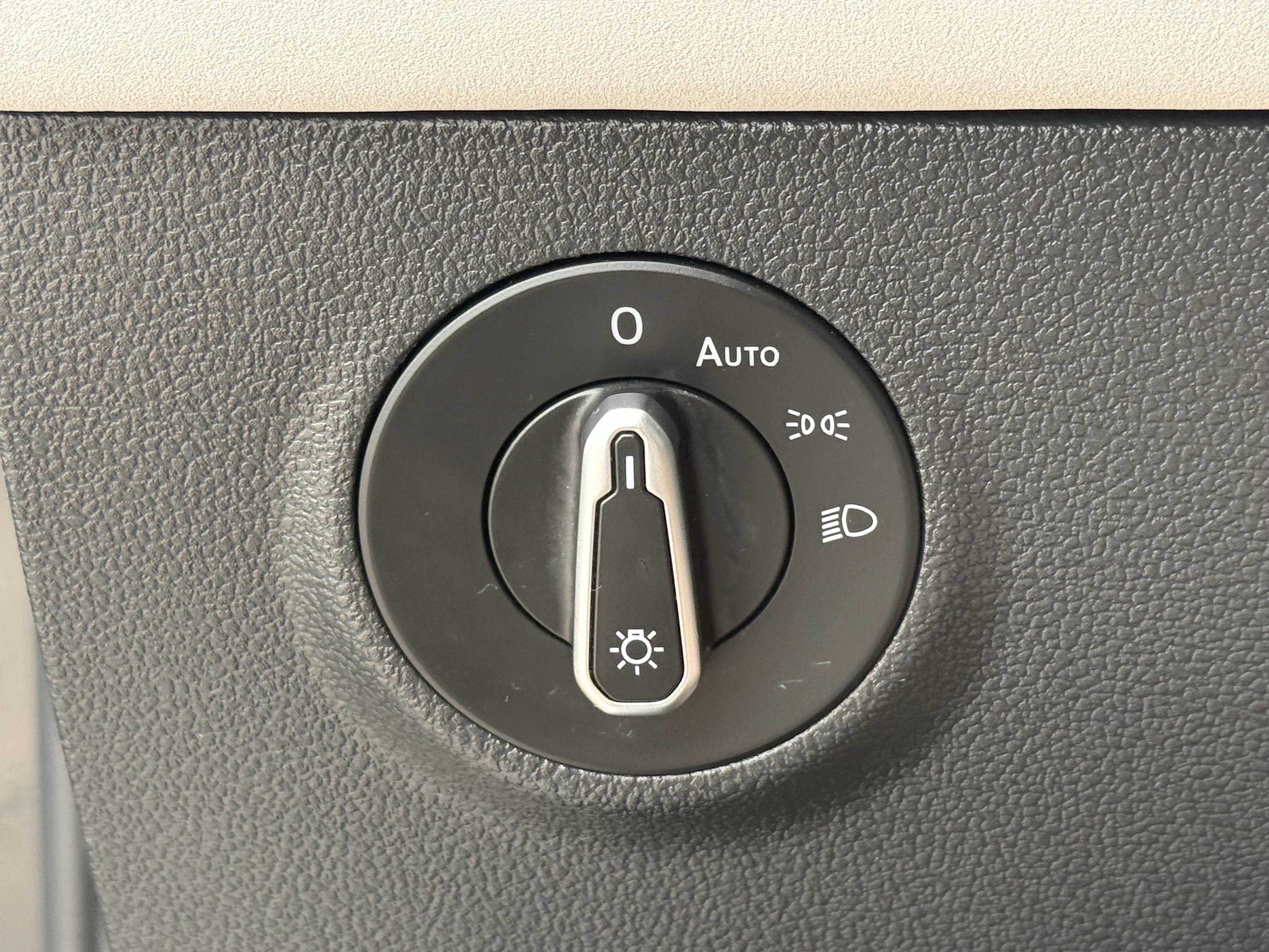 Used 2025 Volkswagen Taos SE image 24