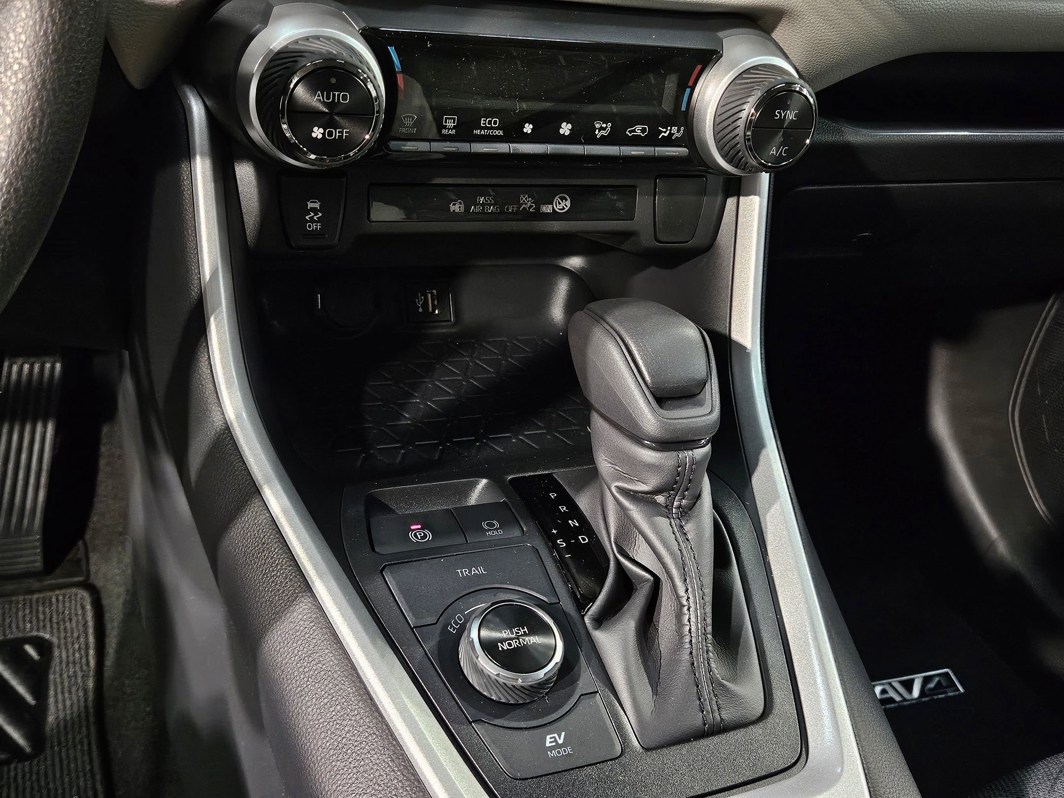 New 2025 Toyota RAV4 XLE image 19