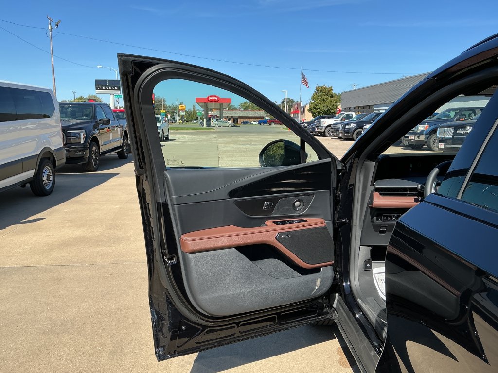 New 2026 Lincoln Nautilus Reserve w/ Jet Appearance Package AWD/4WD image 9