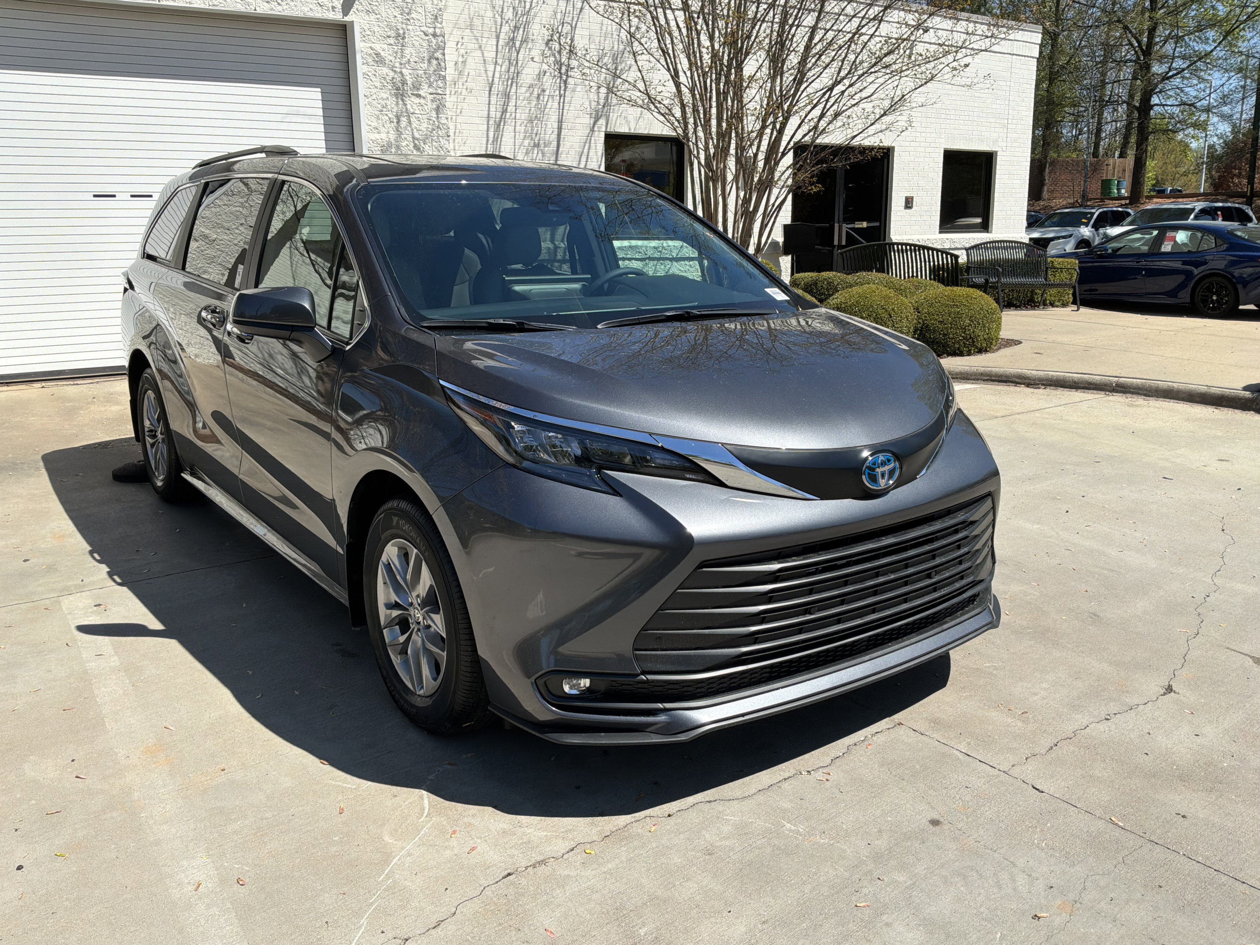 Used 2025 Toyota Sienna XLE image 2