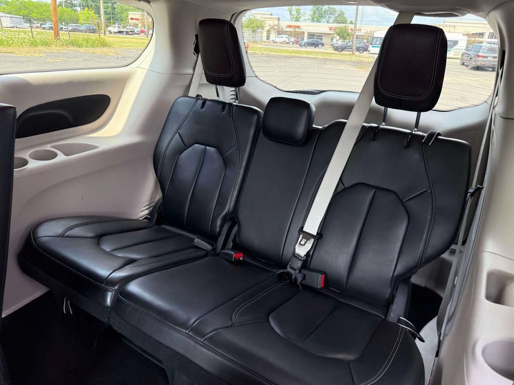 Used 2023 Chrysler Pacifica Touring-L FWD image 13