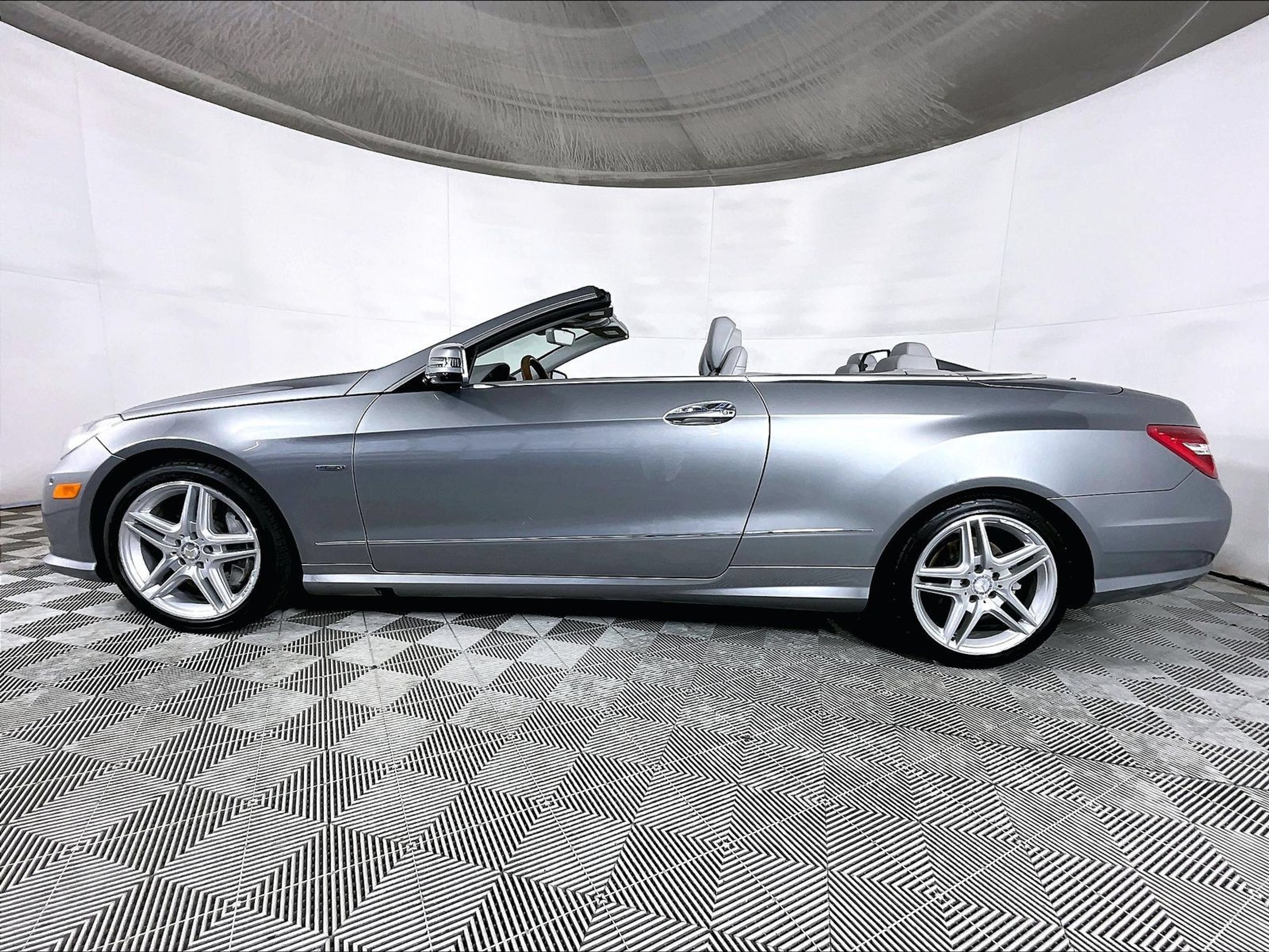 Used 2012 Mercedes-Benz E 550 Cabriolet image 2