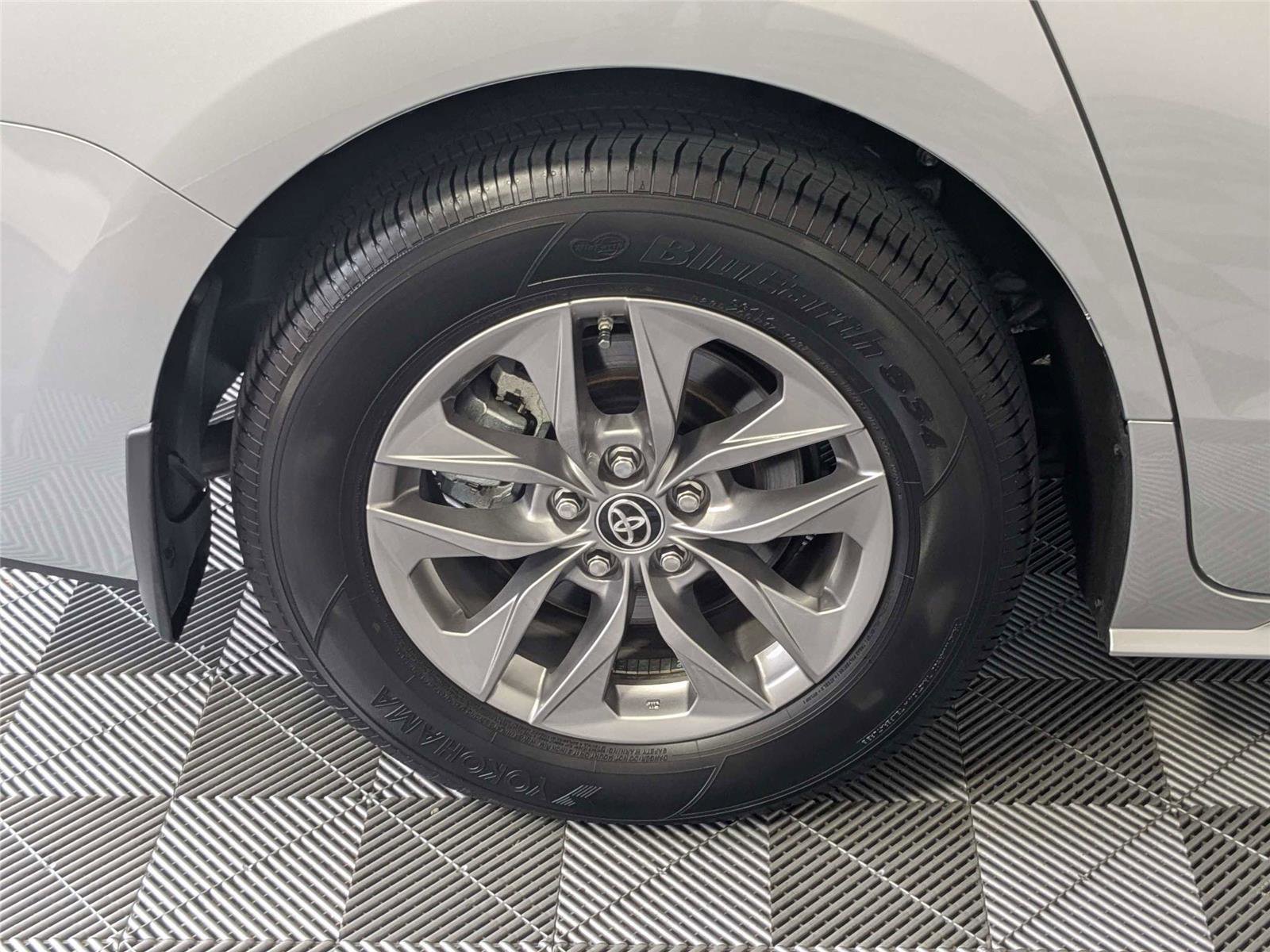Used 2025 Toyota Sienna XLE w/ XLE Plus Package FWD image 9