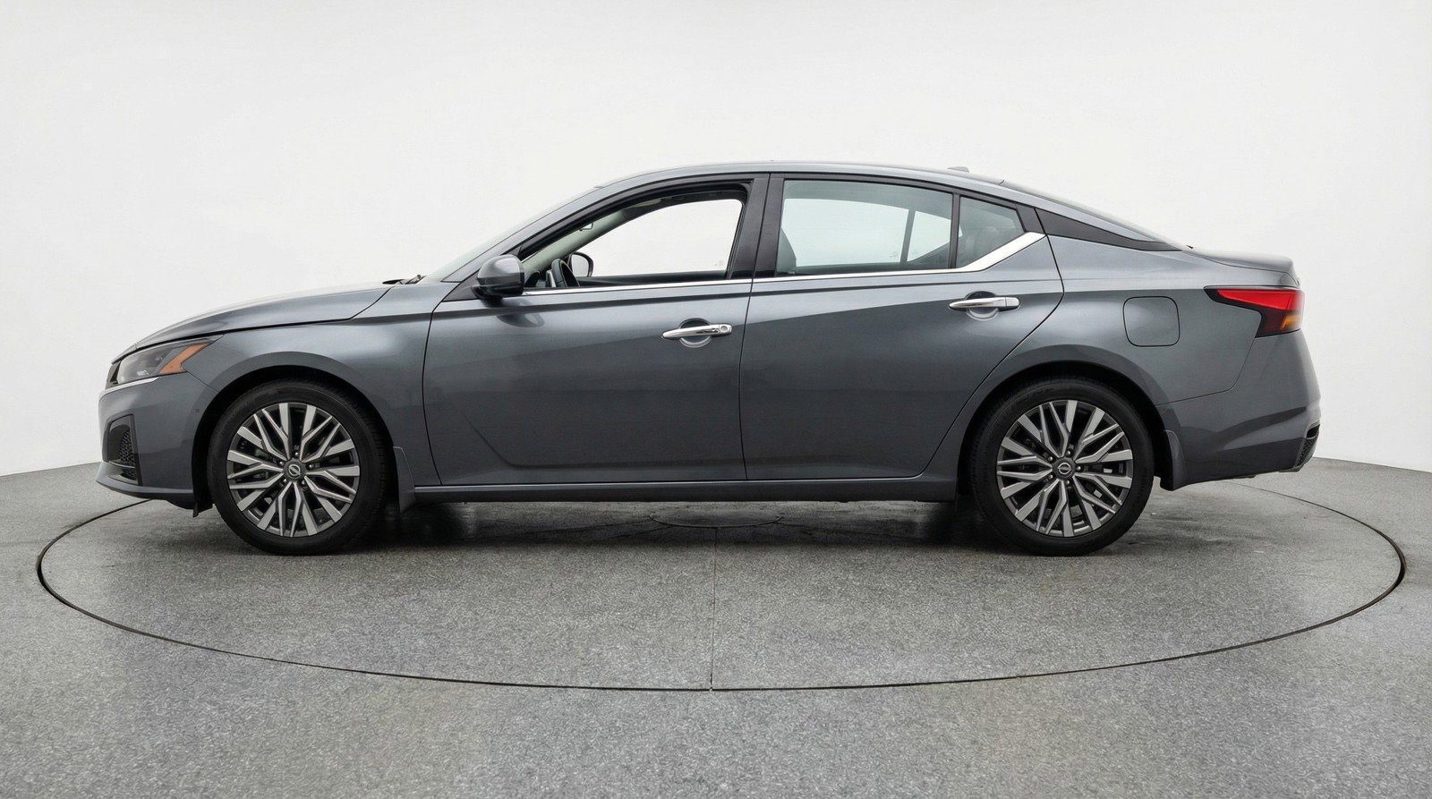 Used 2025 Nissan Altima 2.5 SV FWD image 5
