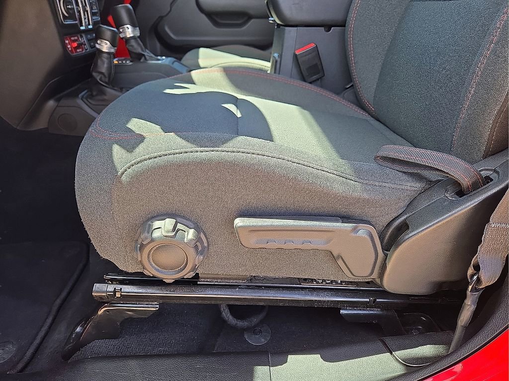 Used 2025 Jeep Wrangler Unlimited Rubicon AWD/4WD image 23