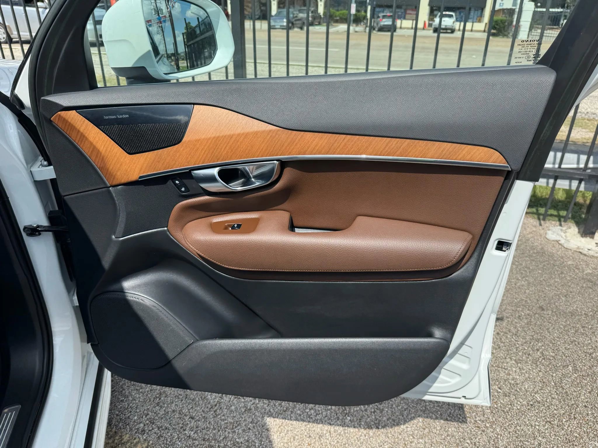 Used 2022 Volvo XC90 T6 Momentum w/ Advanced Package image 21