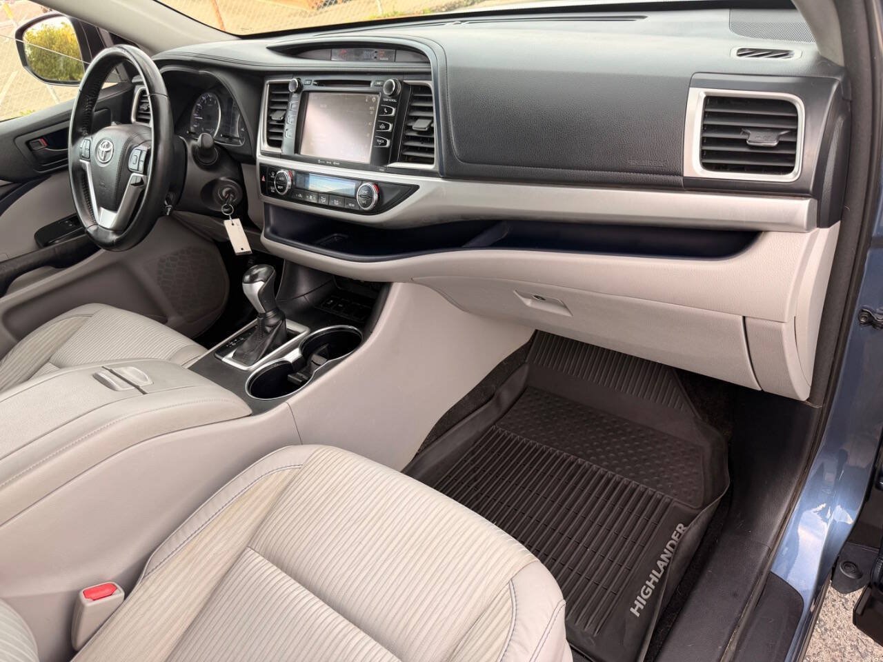 Used 2017 Toyota Highlander Plus w/ Carpet Mat Package FWD image 34