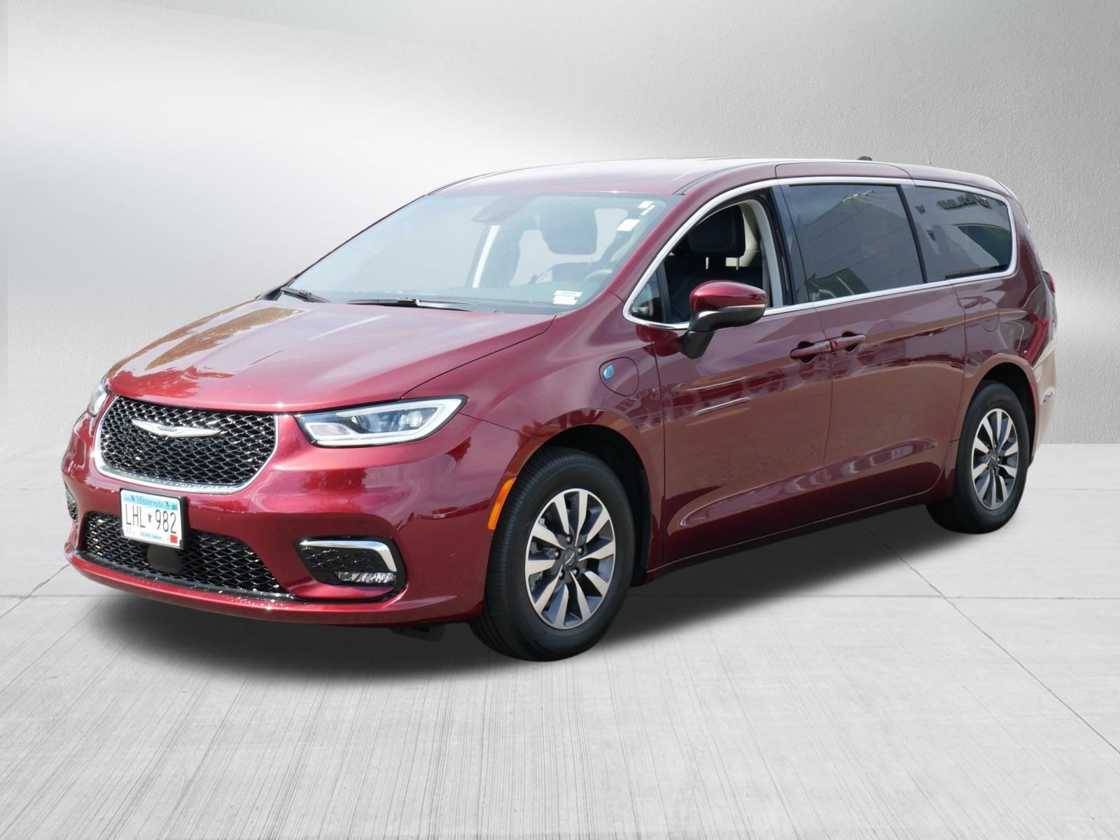 Used 2023 Chrysler Pacifica Touring-L FWD image 3
