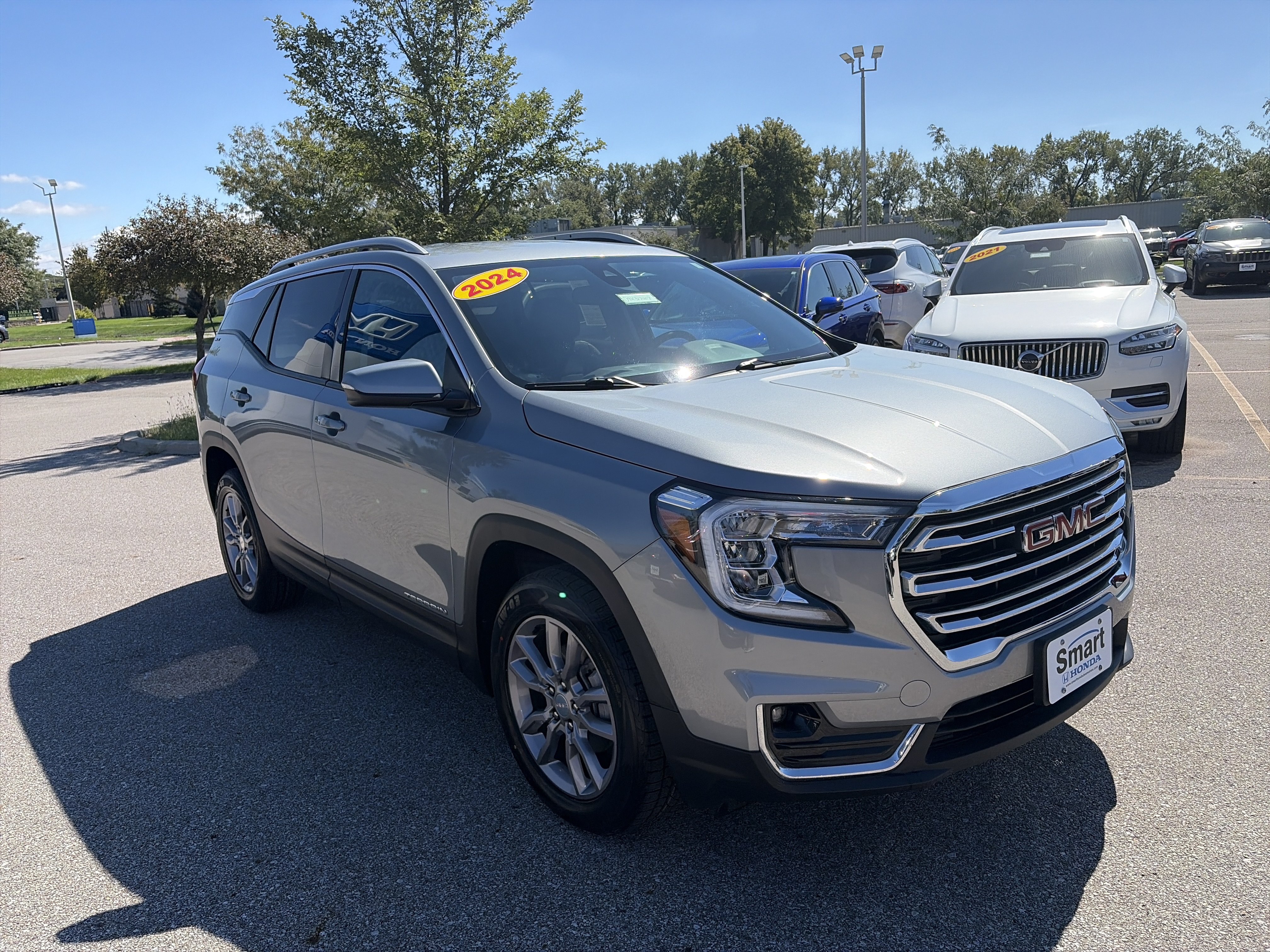 Used 2024 GMC Terrain SLT AWD/4WD image 3