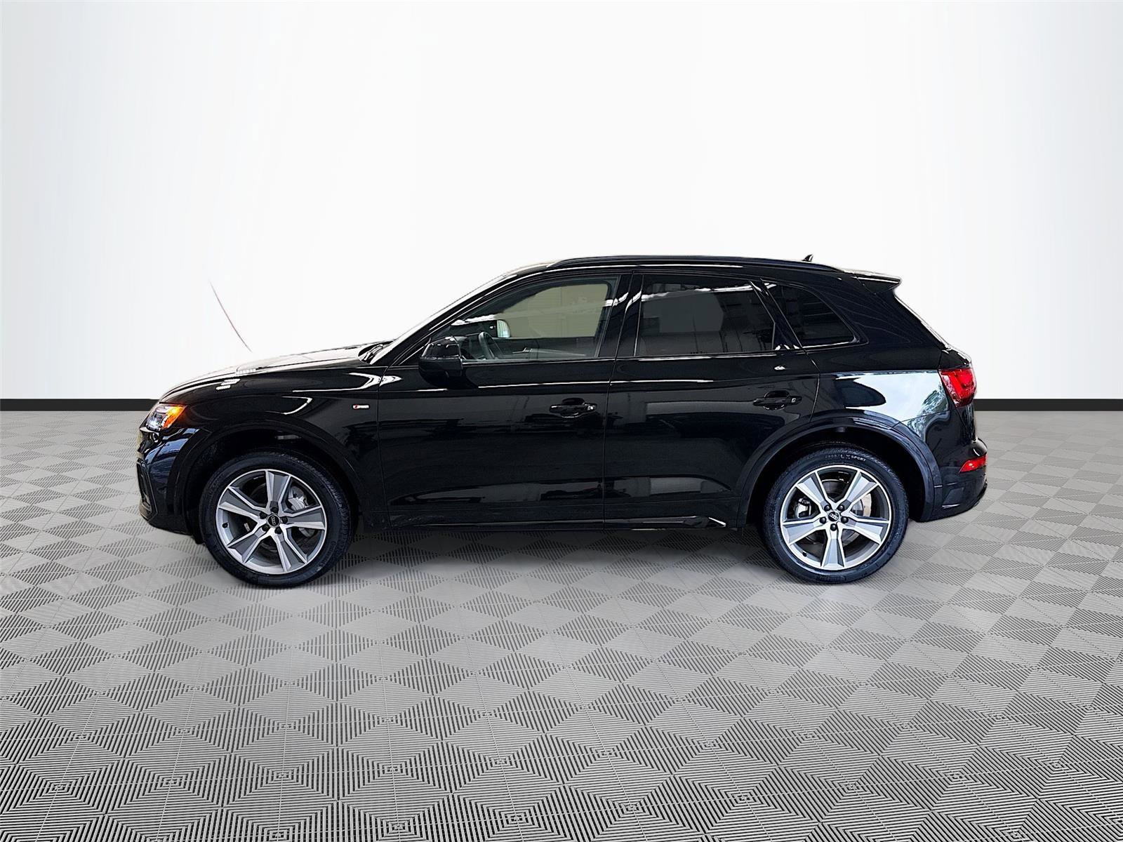 Certified 2025 Audi Q5 2.0T Premium w/ Convenience Plus Package AWD/4WD image 3