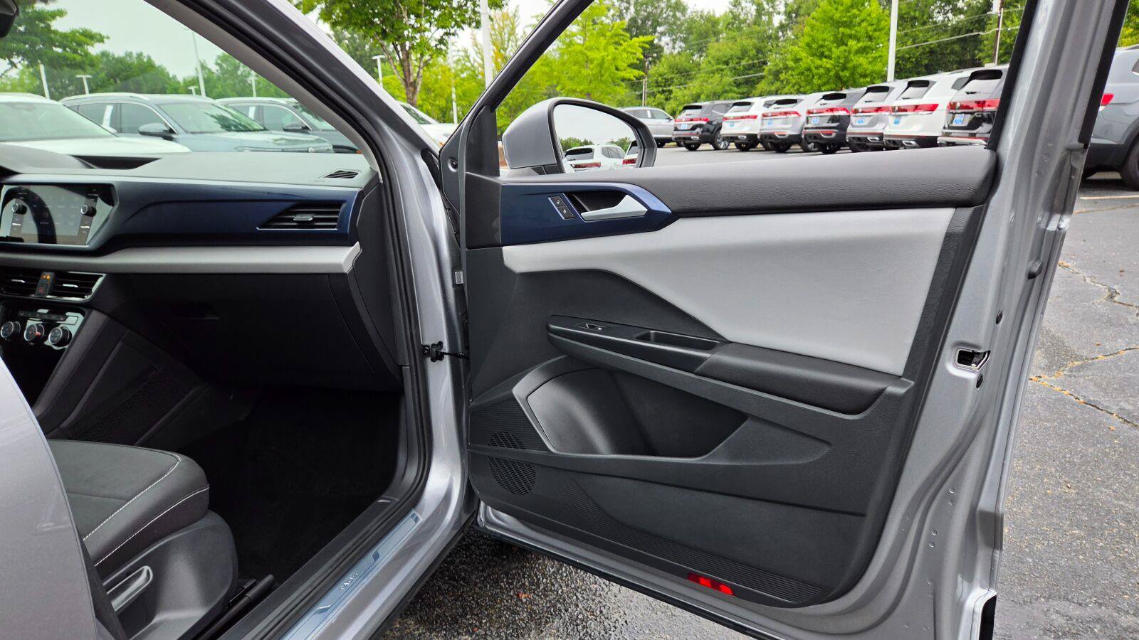 Used 2023 Volkswagen Taos SE w/ Panoramic Sunroof Package FWD image 43