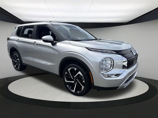 Used 2024 Mitsubishi Outlander SE Black Edition image 4