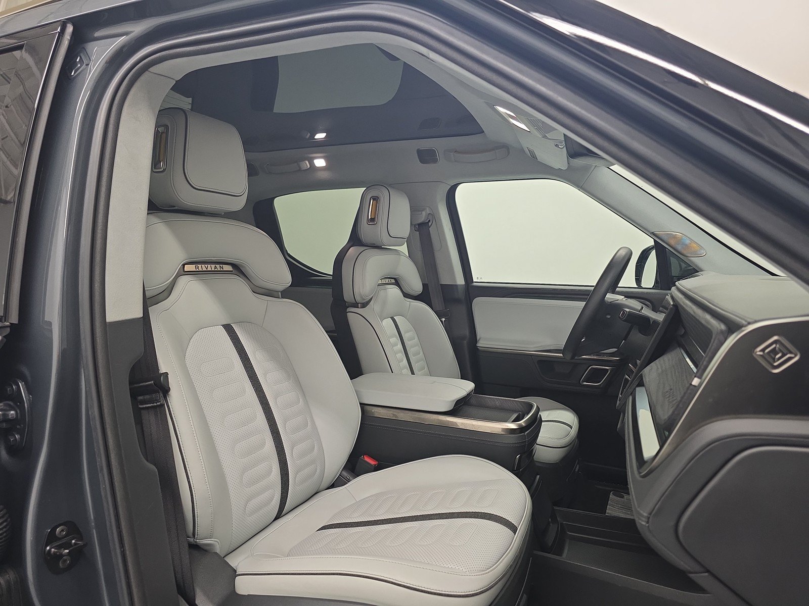 Used 2024 Rivian R1T Adventure AWD/4WD image 23
