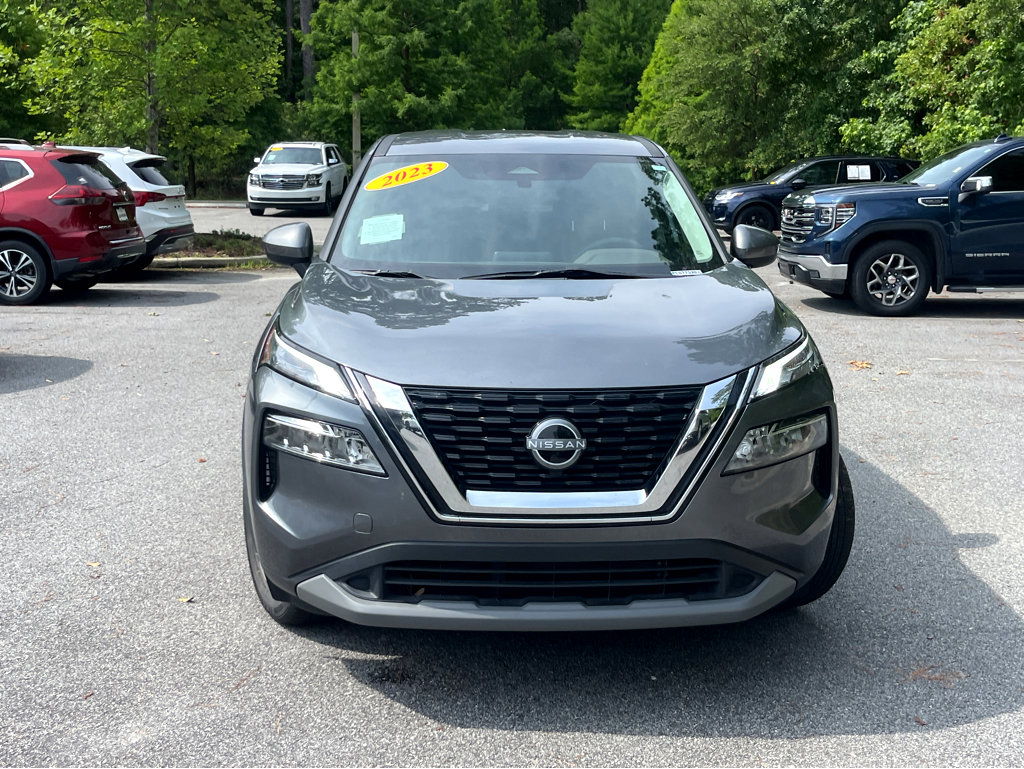 Used 2023 Nissan Rogue SV image 2