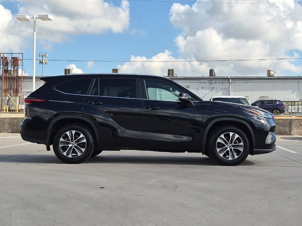 Used 2024 Toyota Highlander XLE AWD/4WD image 7