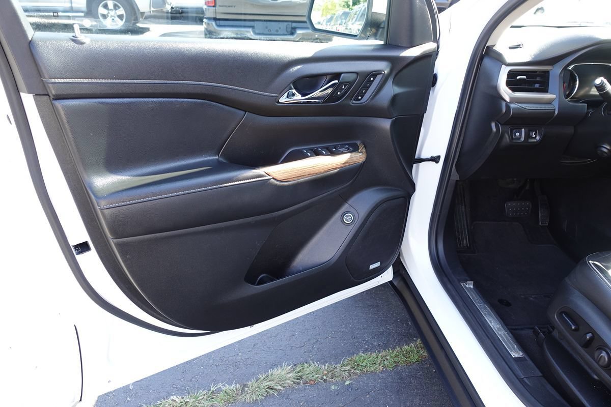 Used 2019 GMC Acadia Denali w/ Technology Package FWD image 16