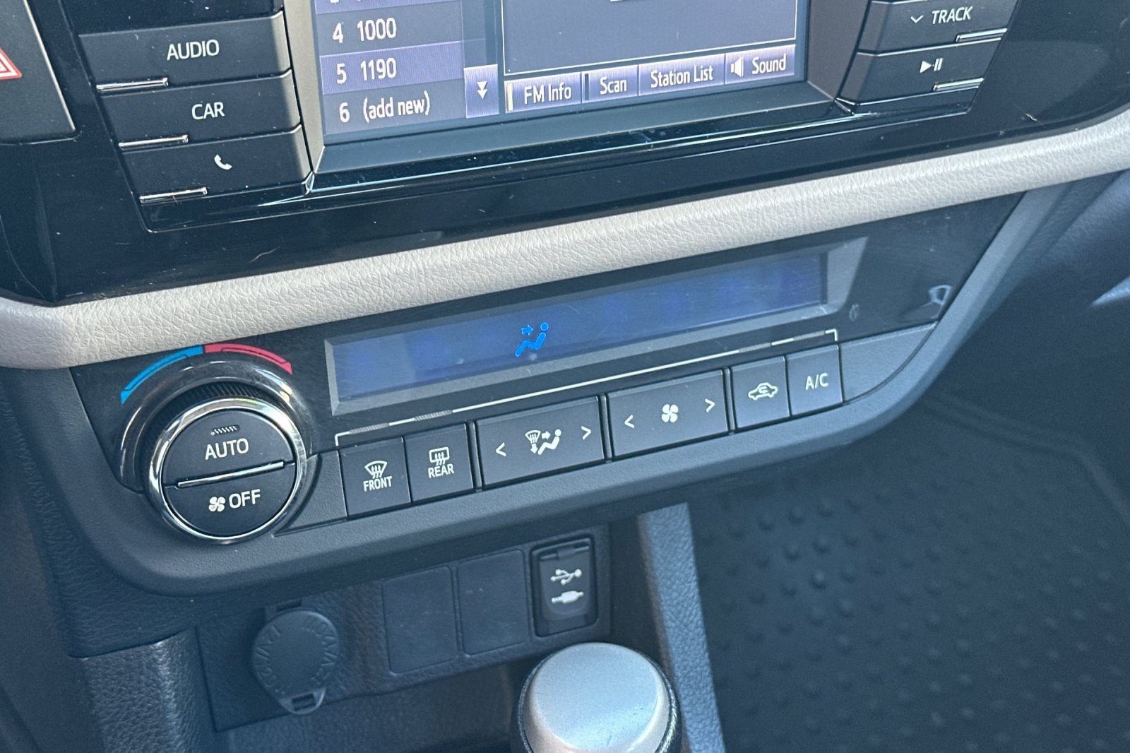 Used 2016 Toyota Corolla LE FWD image 24