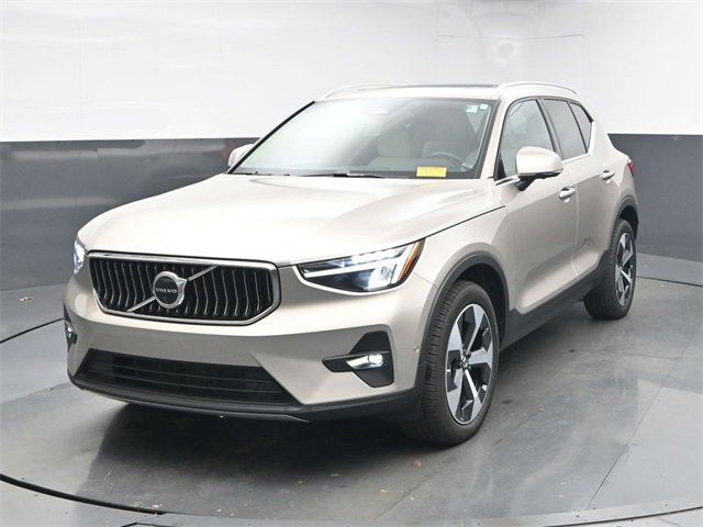 Used 2024 Volvo XC40 B5 Plus w/ Protection Package Premier image 3