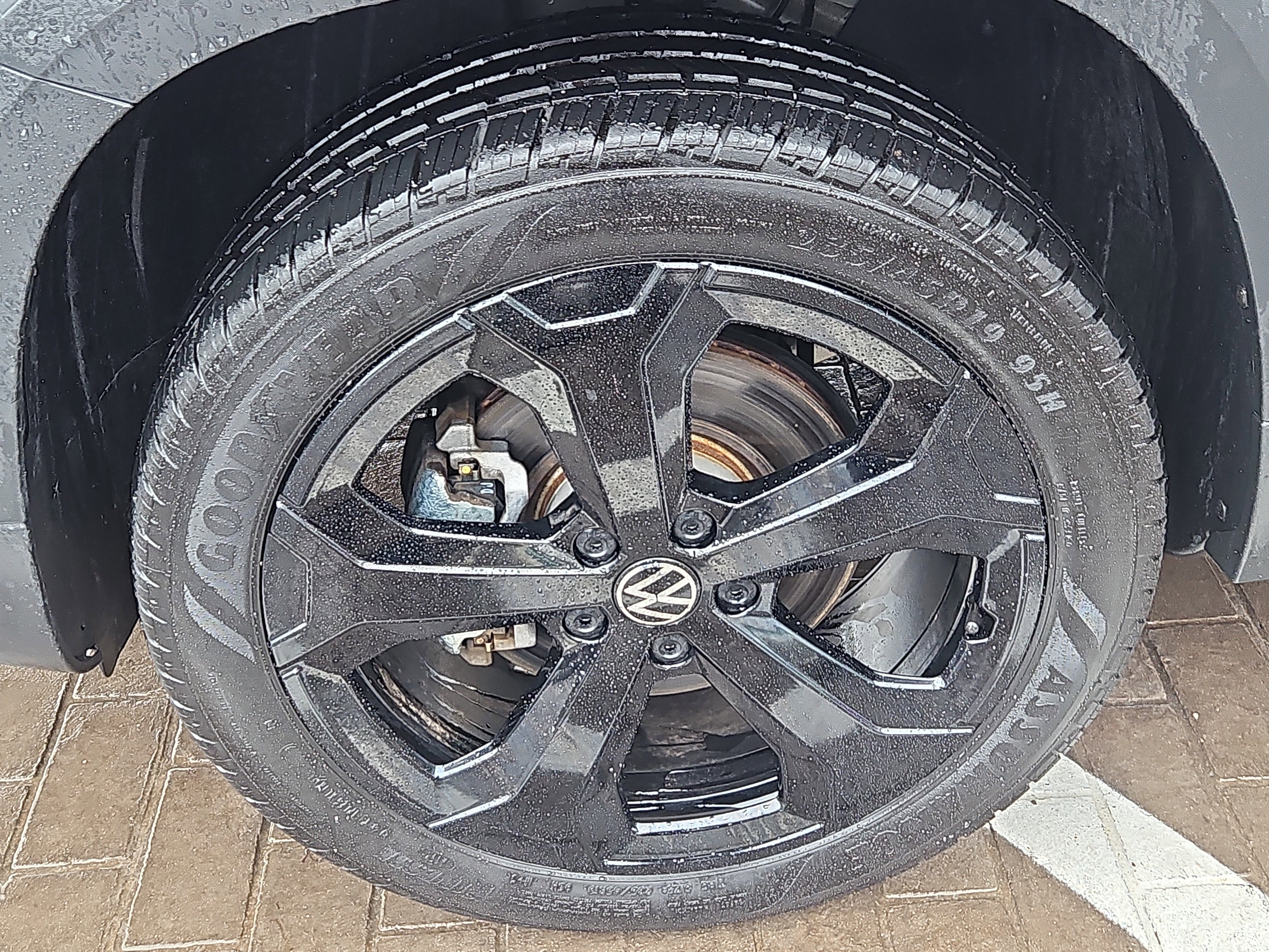 Used 2025 Volkswagen Taos SEL image 4