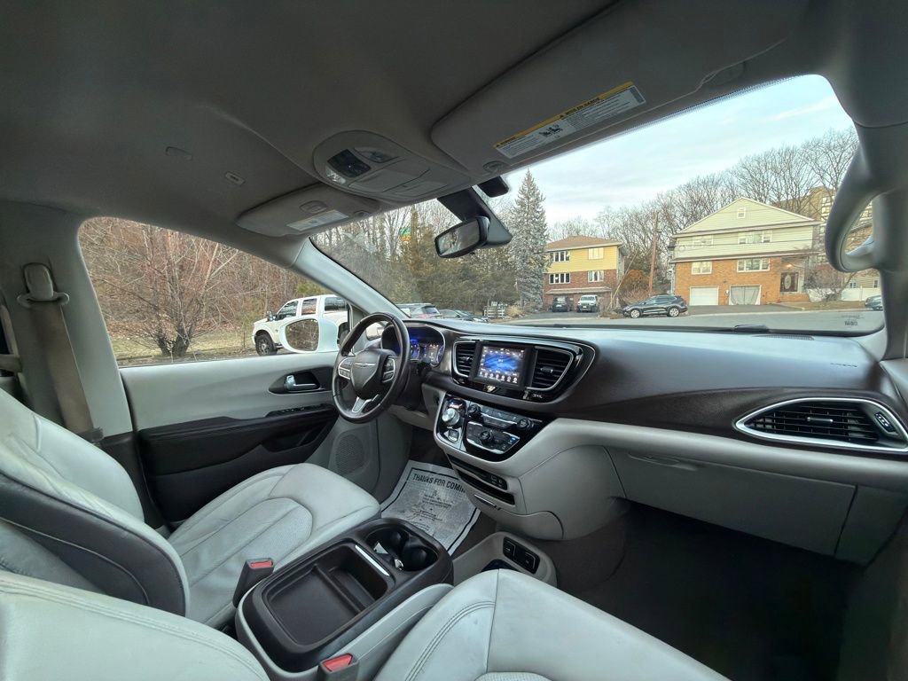 Used 2018 Chrysler Pacifica Touring-L FWD image 32