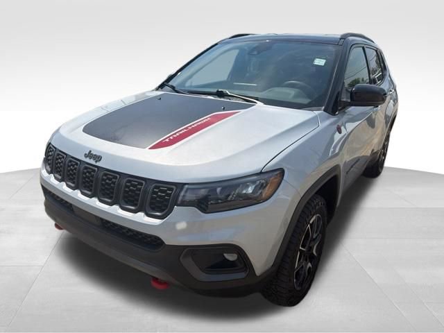 Used 2025 Jeep Compass Trailhawk image 6