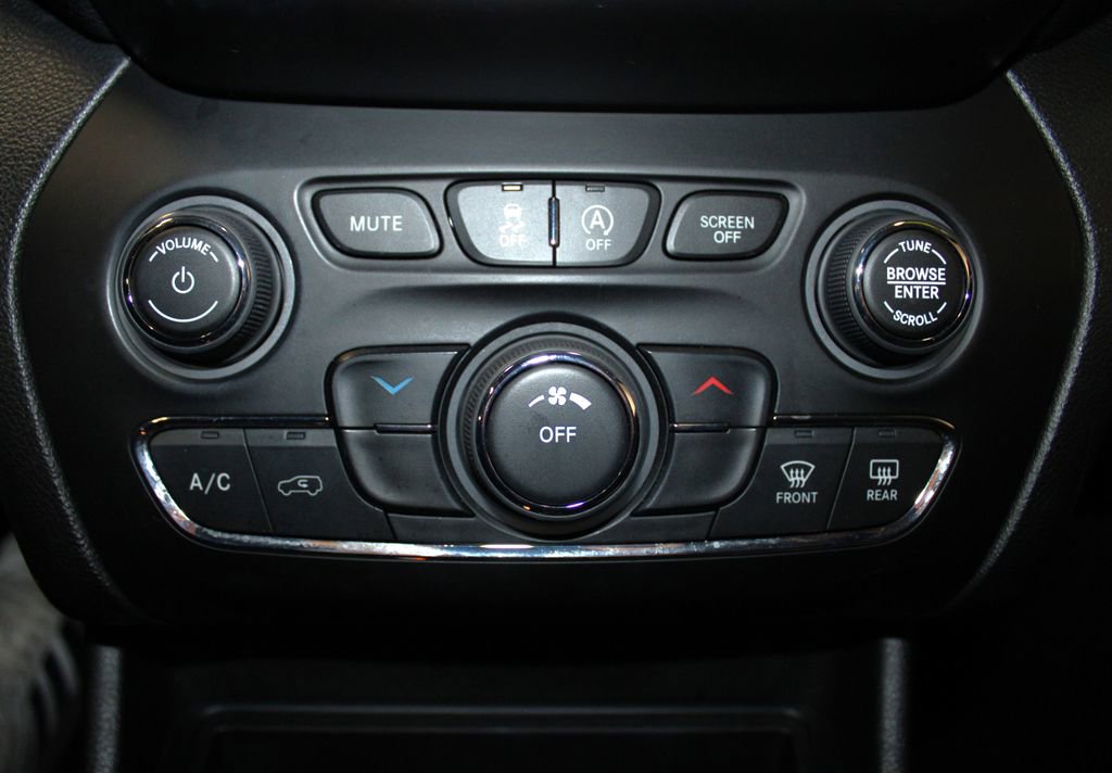 Used 2021 Jeep Cherokee Latitude Plus image 18