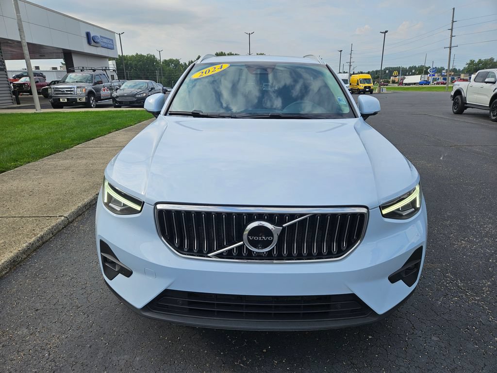 Used 2024 Volvo XC40 B5 Plus AWD/4WD image 3