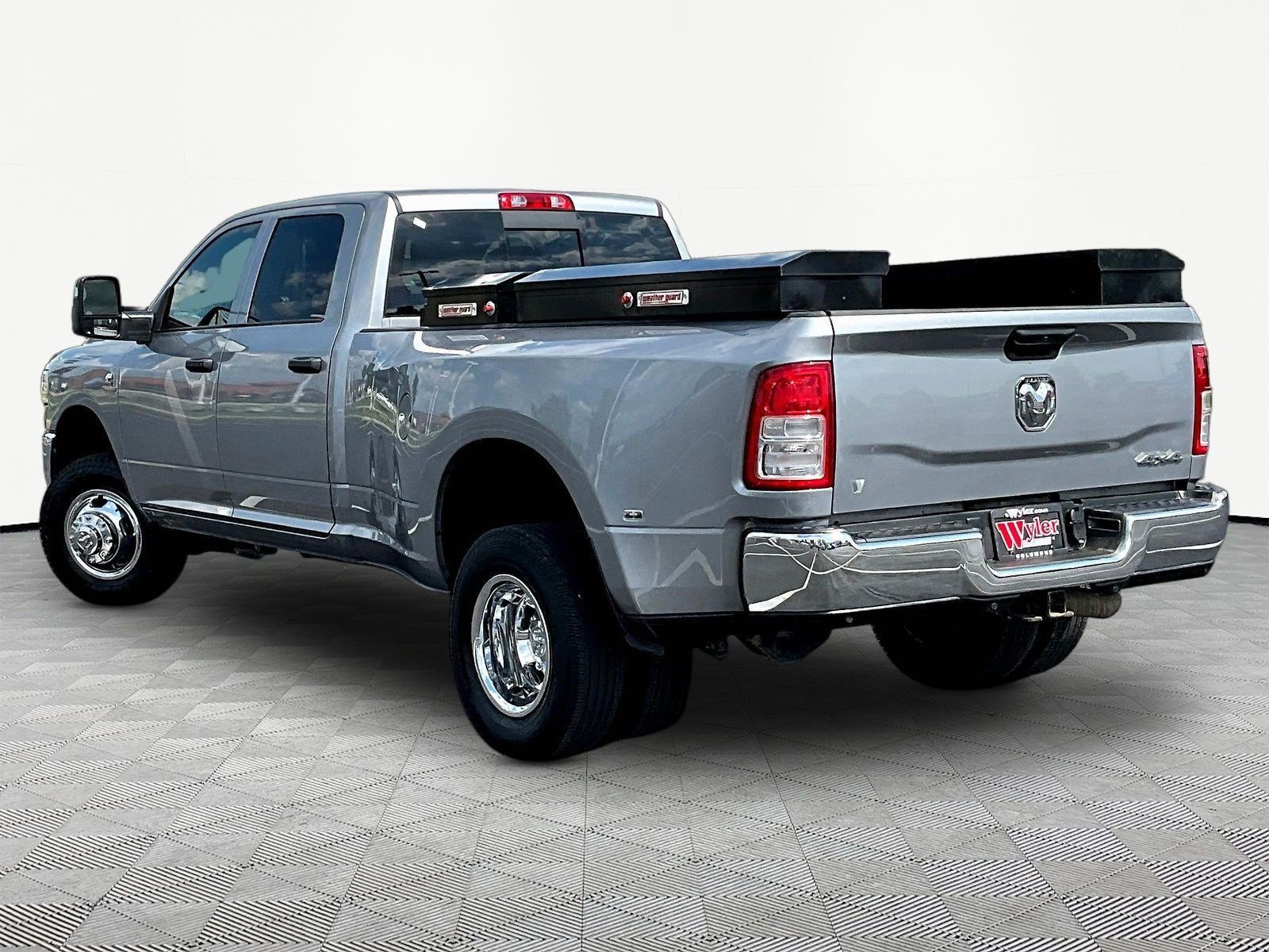 Used 2024 RAM 3500 Tradesman w/ Chrome Appearance Group AWD/4WD image 4