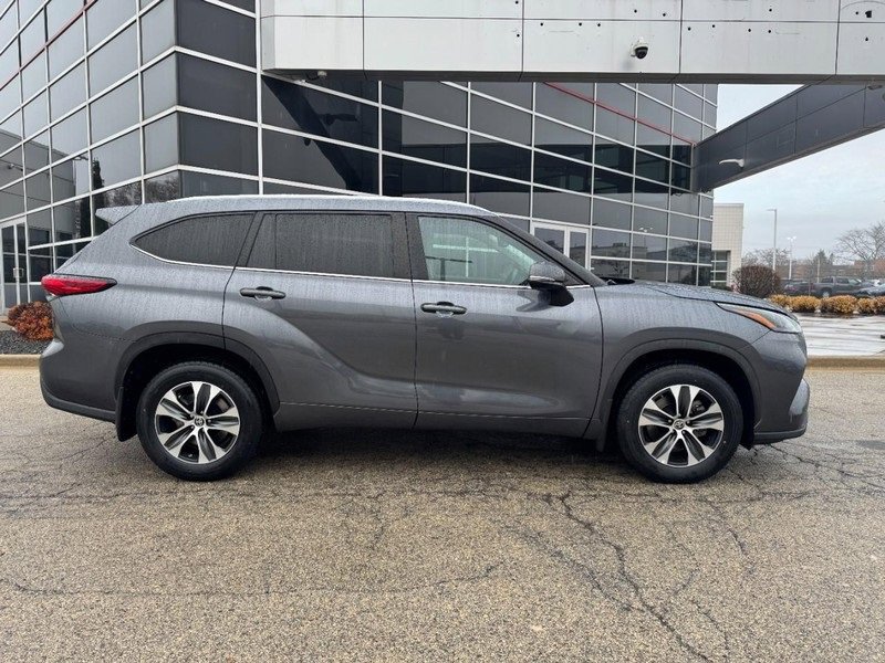 Used 2023 Toyota Highlander XLE video 2