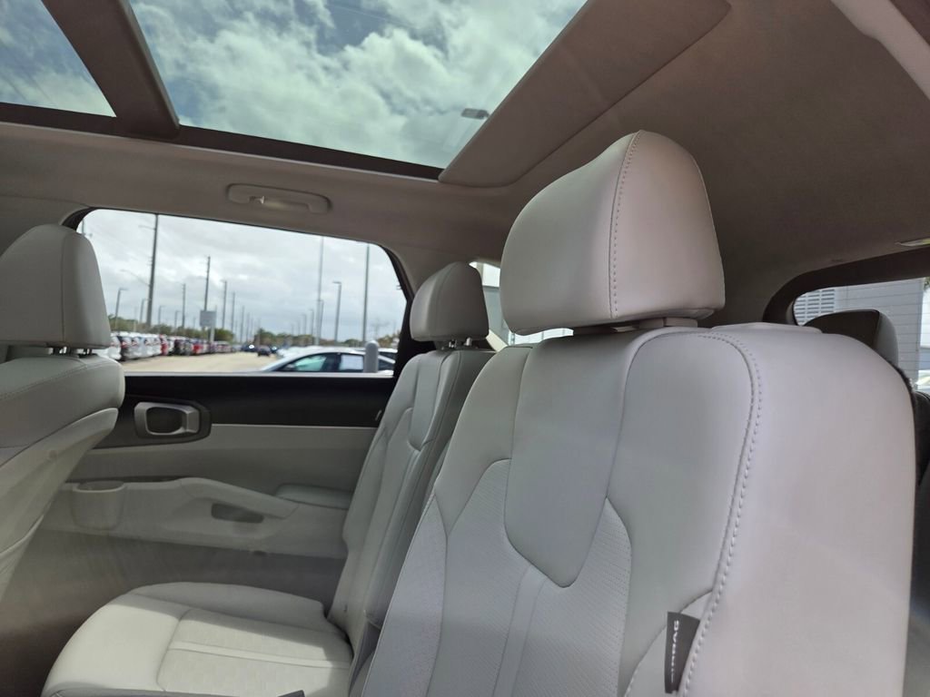 Used 2025 Kia Sorento EX w/ Panoramic Sunroof Package image 19