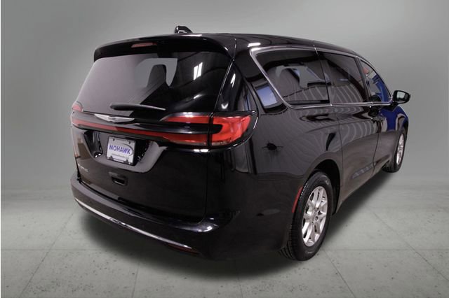 Used 2024 Chrysler Pacifica Touring-L image 5