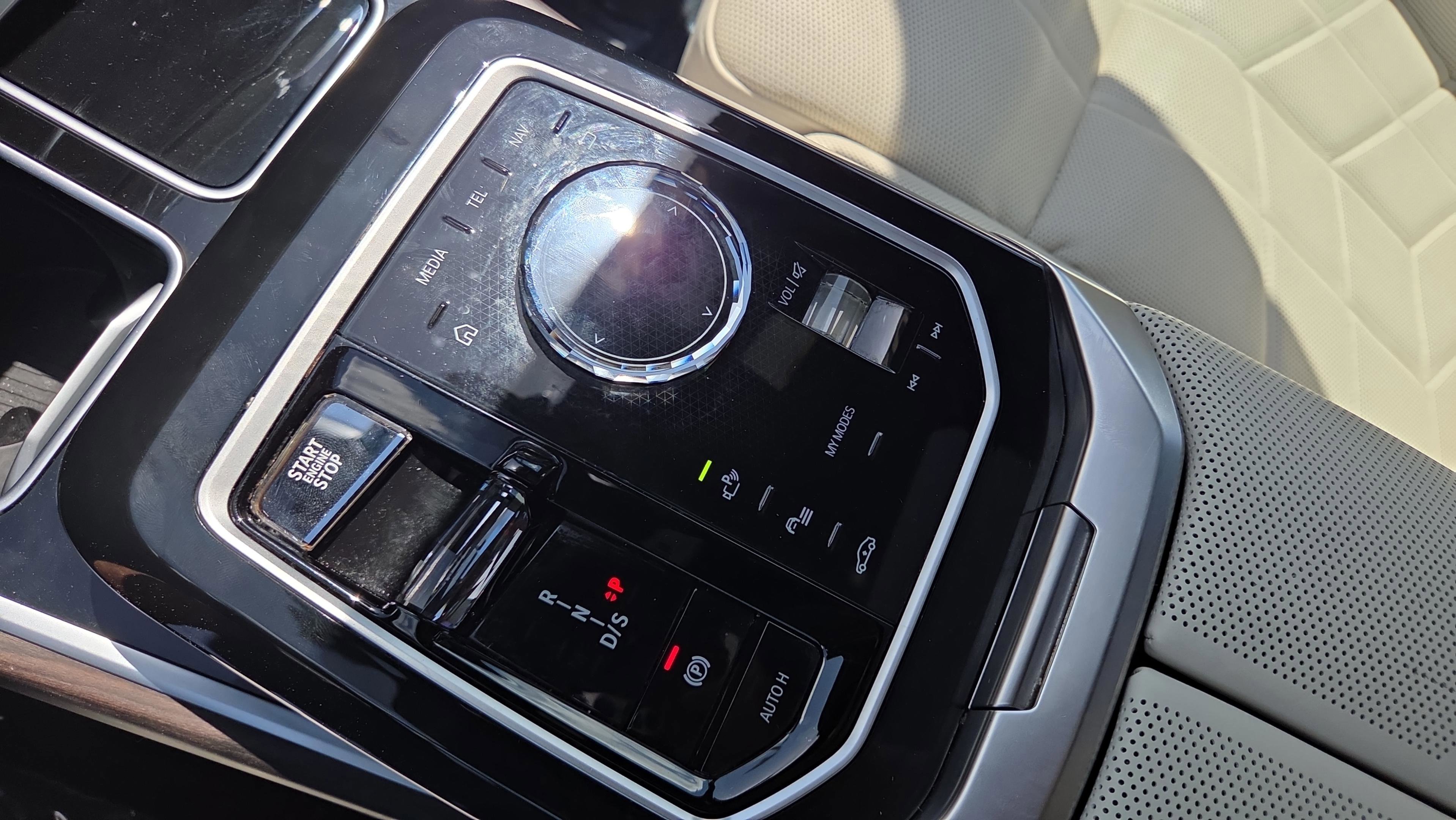 Certified 2024 BMW 740i RWD image 32
