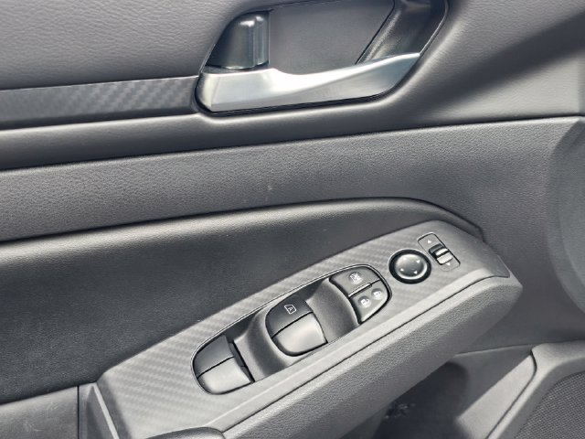 Used 2025 Nissan Altima 2.5 SV FWD image 19
